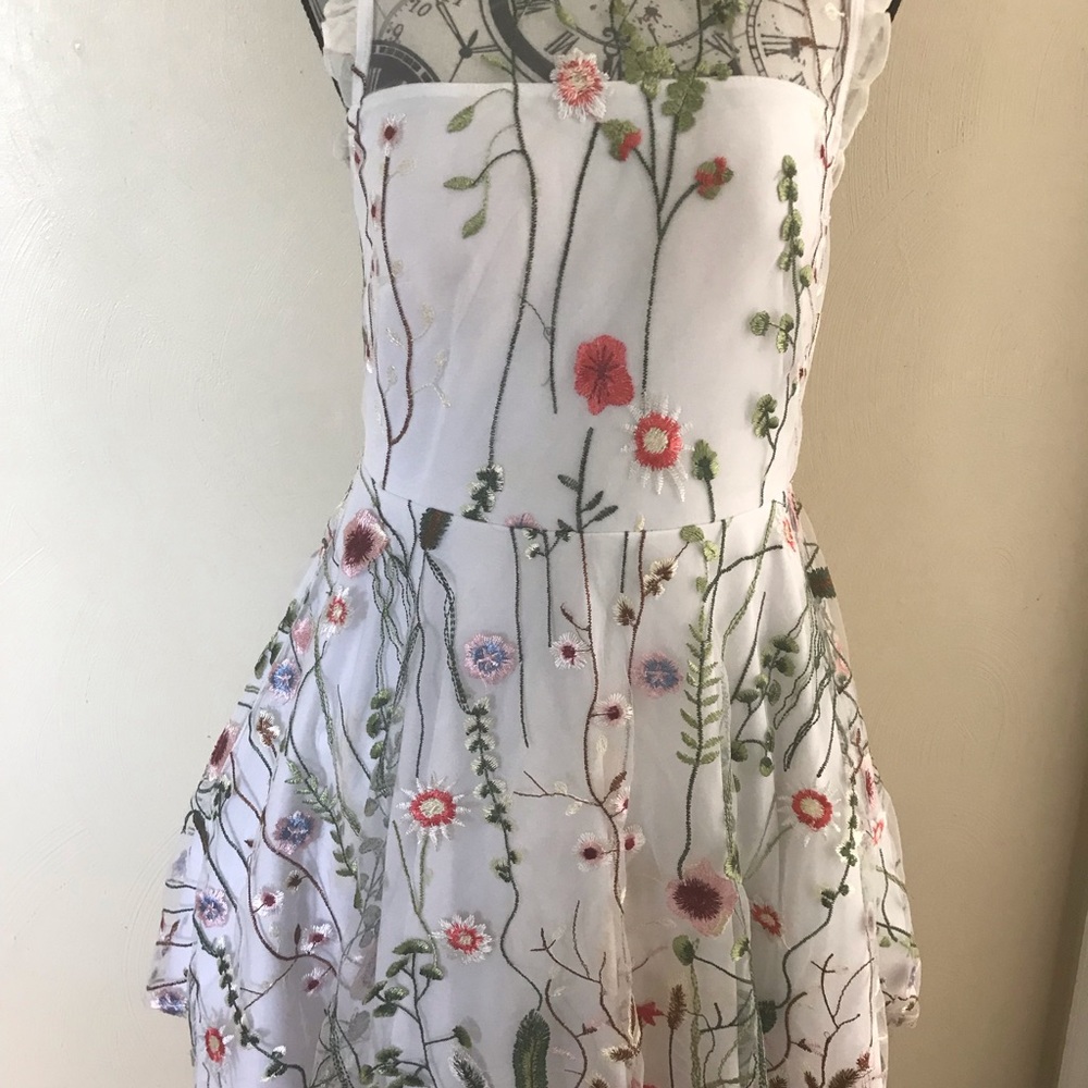 City Studio size 9 white embroidered floral dress
